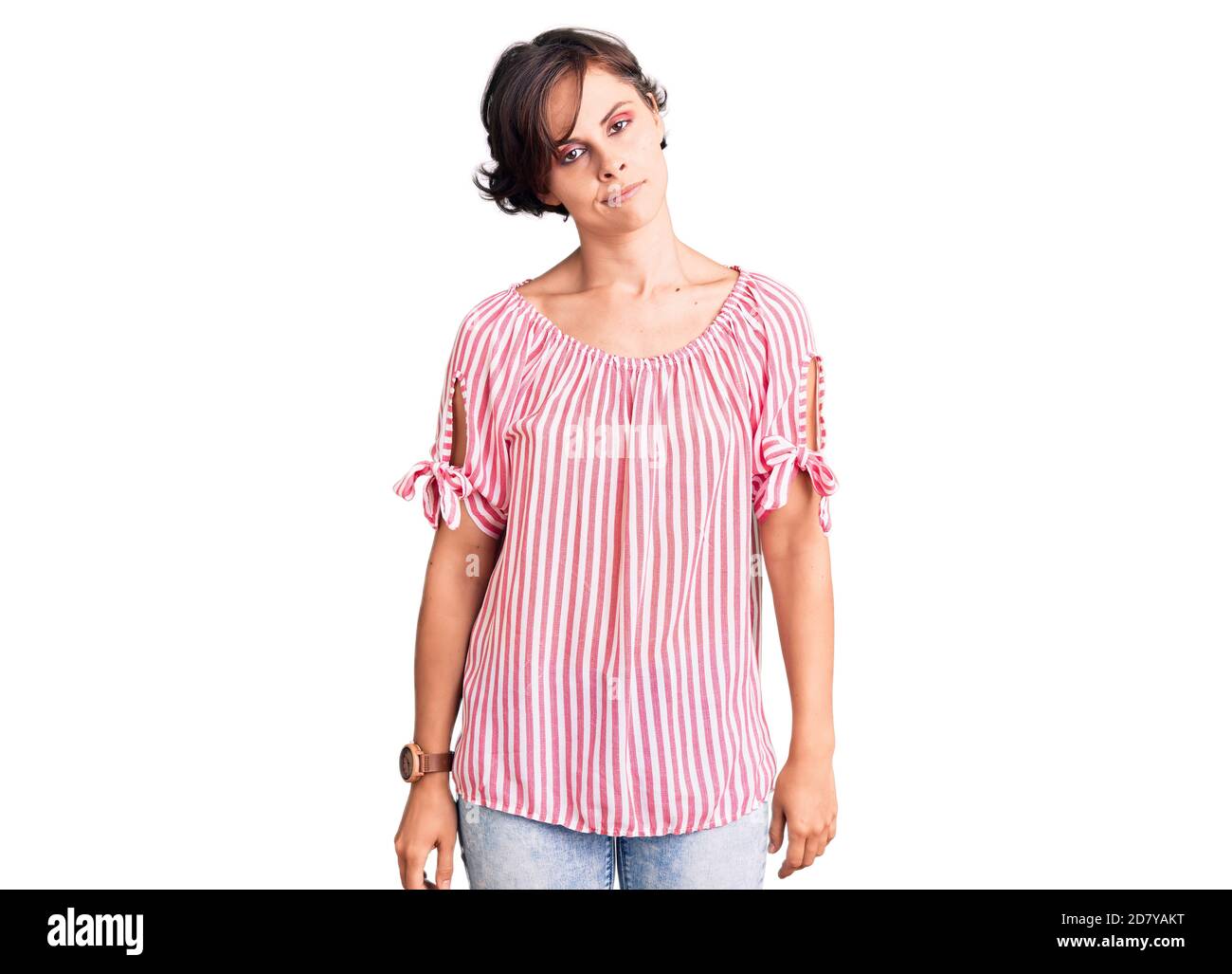 Bella giovane donna con capelli corti che indossano abiti estivi casual che guarda sonnolento e stanco, esausto per fatica e sbornia, occhi pigri nella mor Foto Stock