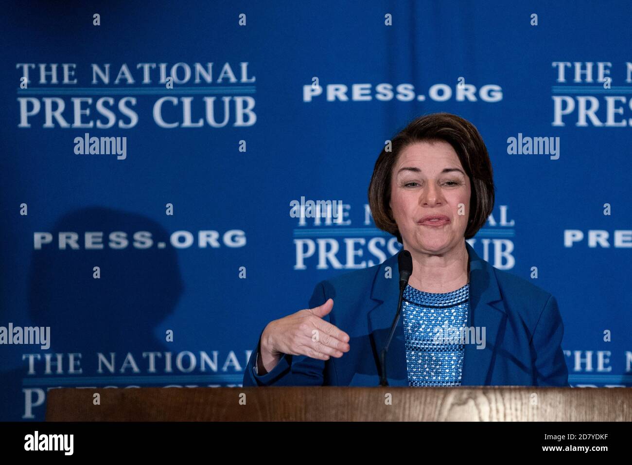 Il senatore Amy Klobuchar, democratico del Minnesota e candidato presidenziale del 2020, parla al National Press Club martedì 16 luglio 2019 a Washington, D.C. Klobuchar ha tenuto un discorso che delinea le sue priorità per i suoi primi 100 giorni in carica se eletto presidente. Credit: Alex Edelman/The Photo Access Foto Stock