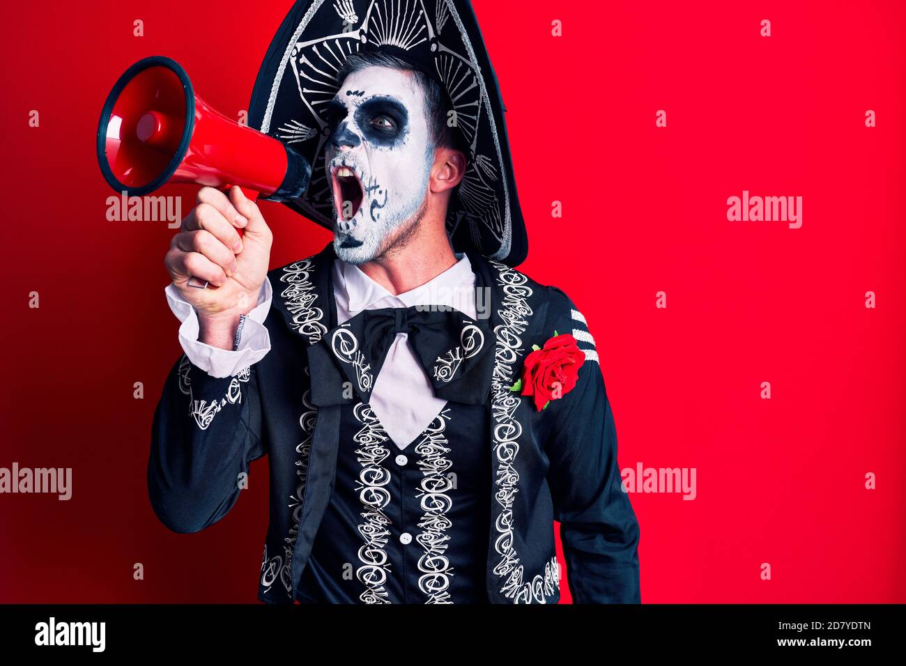 Uomo spaventoso che indossa giorno dei morti compongono e costume dal rituale tradizionale in Messico gridando attraverso il megafono Foto Stock