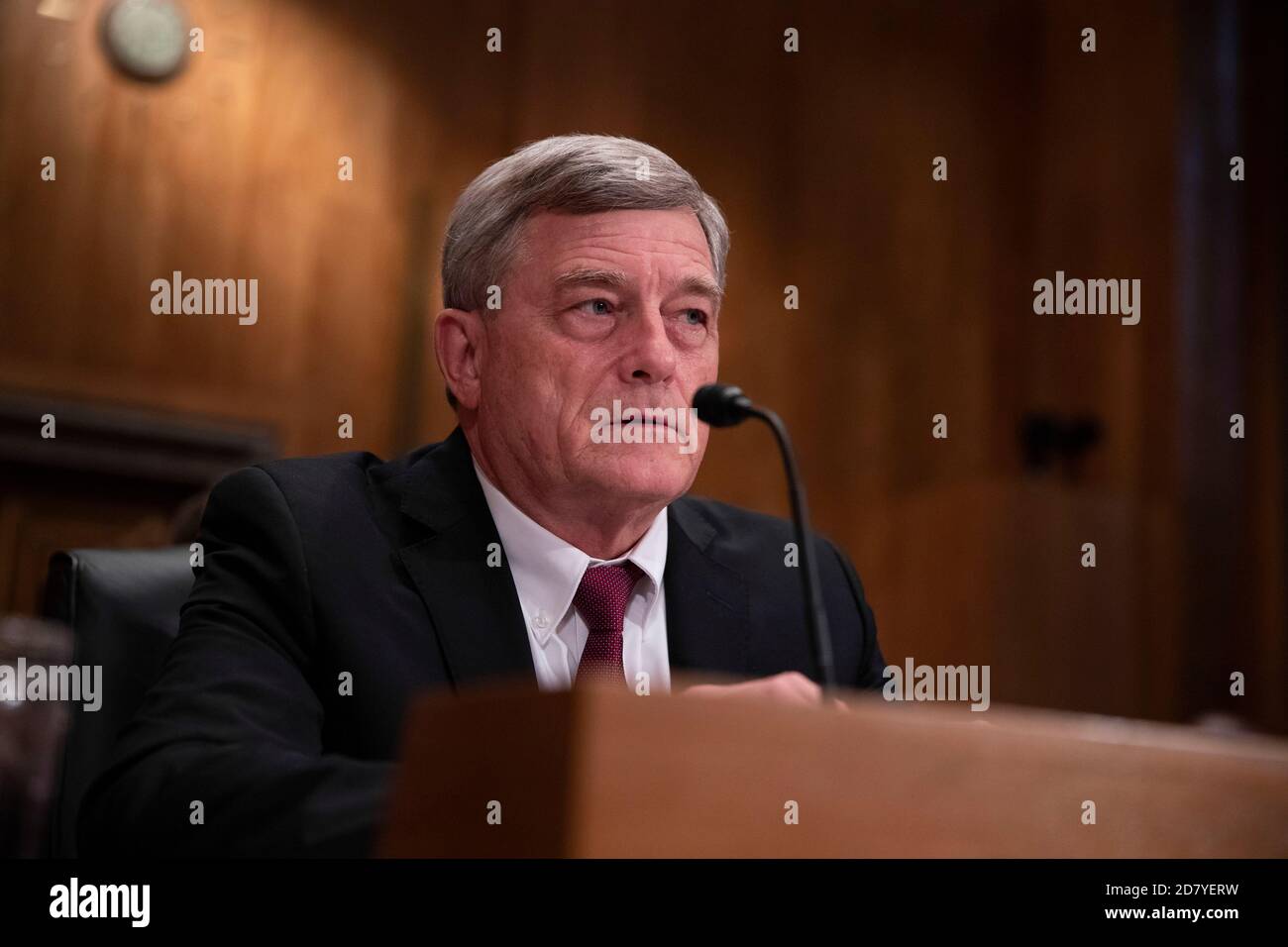 Steven Dillingham, Direttore dell'Ufficio del censimento degli Stati Uniti, si prepara a testimoniare durante un'audizione sul censimento del 2020 davanti al Comitato per la sicurezza interna e gli affari governativi del Senato su Capitol Hill martedì 16 luglio 2019 a Washington, D.C. Dillingham ha informato i legislatori sul prossimo censimento del 2020 e sul censimento Bureaux sforzi per affrontare gli sforzi del presidente Trump di aggiungere una domanda di "cittadinanza" al sondaggio del 2020. Credit: Alex Edelman/The Photo Access Foto Stock