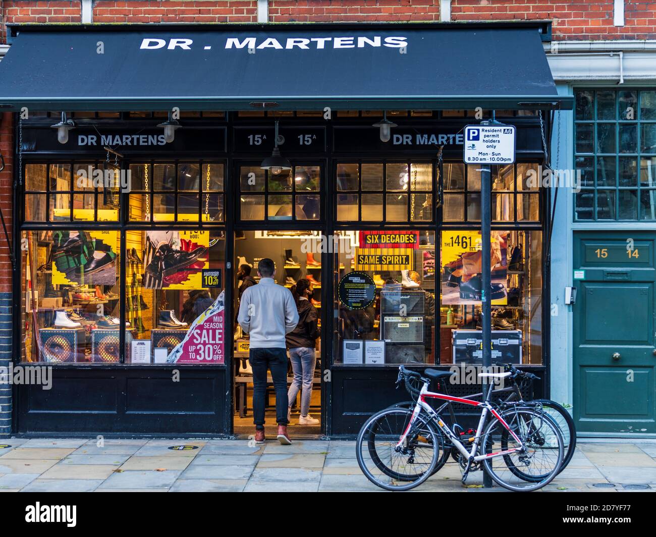 Dr Martens Store Spitalfields Market East London. Il Dr. Martens è un iconico marchio di calzature britannico fondato nel 1947 da Klaus Märtens. Foto Stock