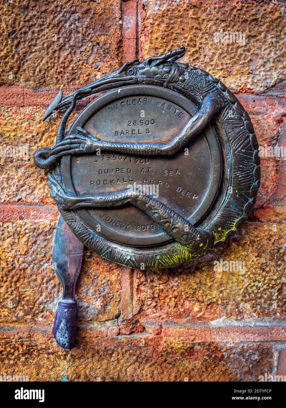 Jonesy Cast Bronze Plaque 2013 Shoreditch - protesta contro il nucleare Scarico dei rifiuti in mare 1950-60 28500 barili di rifiuti in dumping A Rockall & Hurd Deep Foto Stock