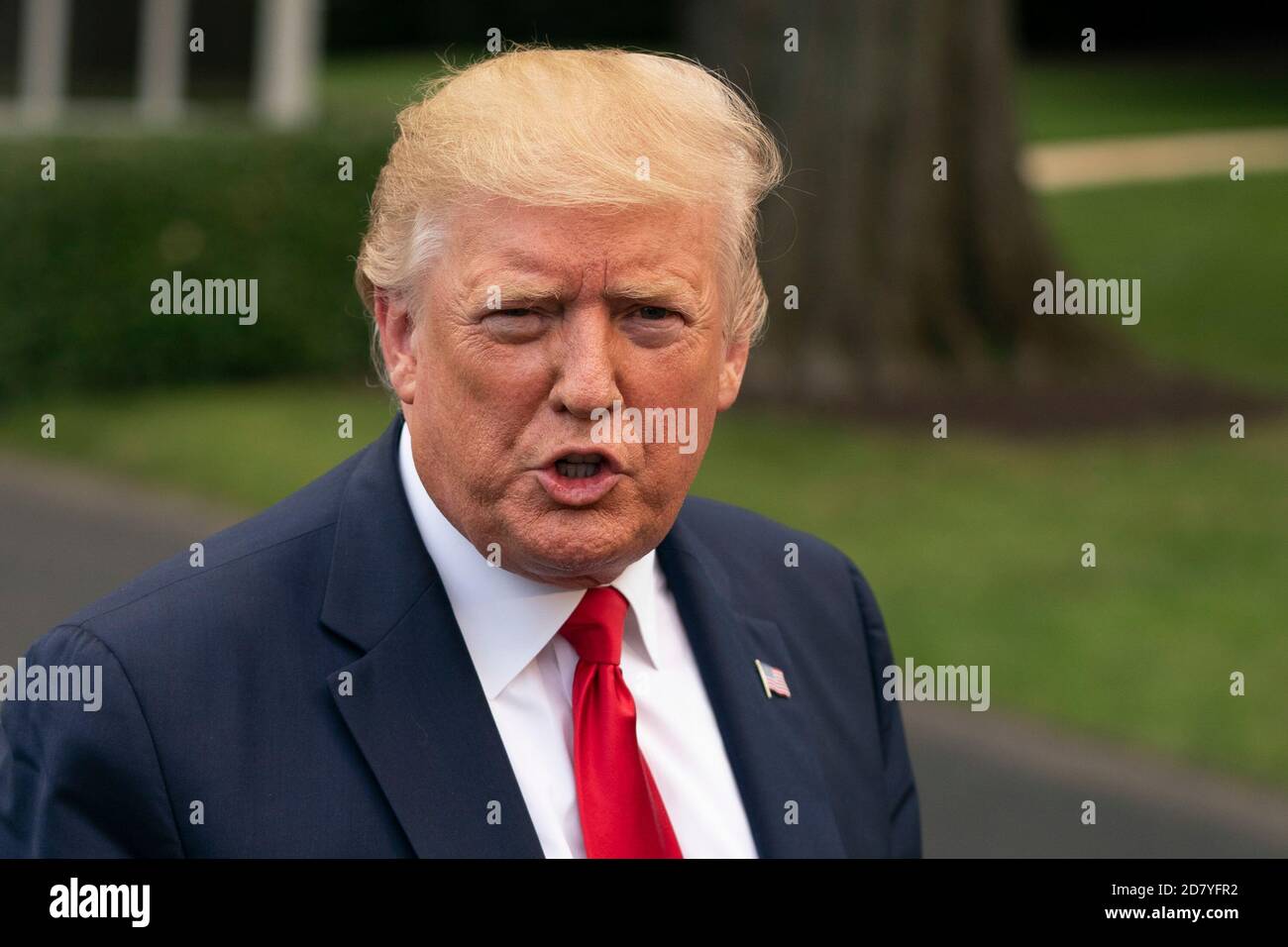 Il presidente degli Stati Uniti Donald Trump parla con i giornalisti prima di salire a bordo di Marine One sul South Lawn della Casa Bianca a Washington, D.C., Stati Uniti, mercoledì 17 luglio 2019. Trump si è recato in North Carolina mercoledì, dove ha ospitato una campagna di rally. Credit: Alex Edelman/The Photo Access Foto Stock