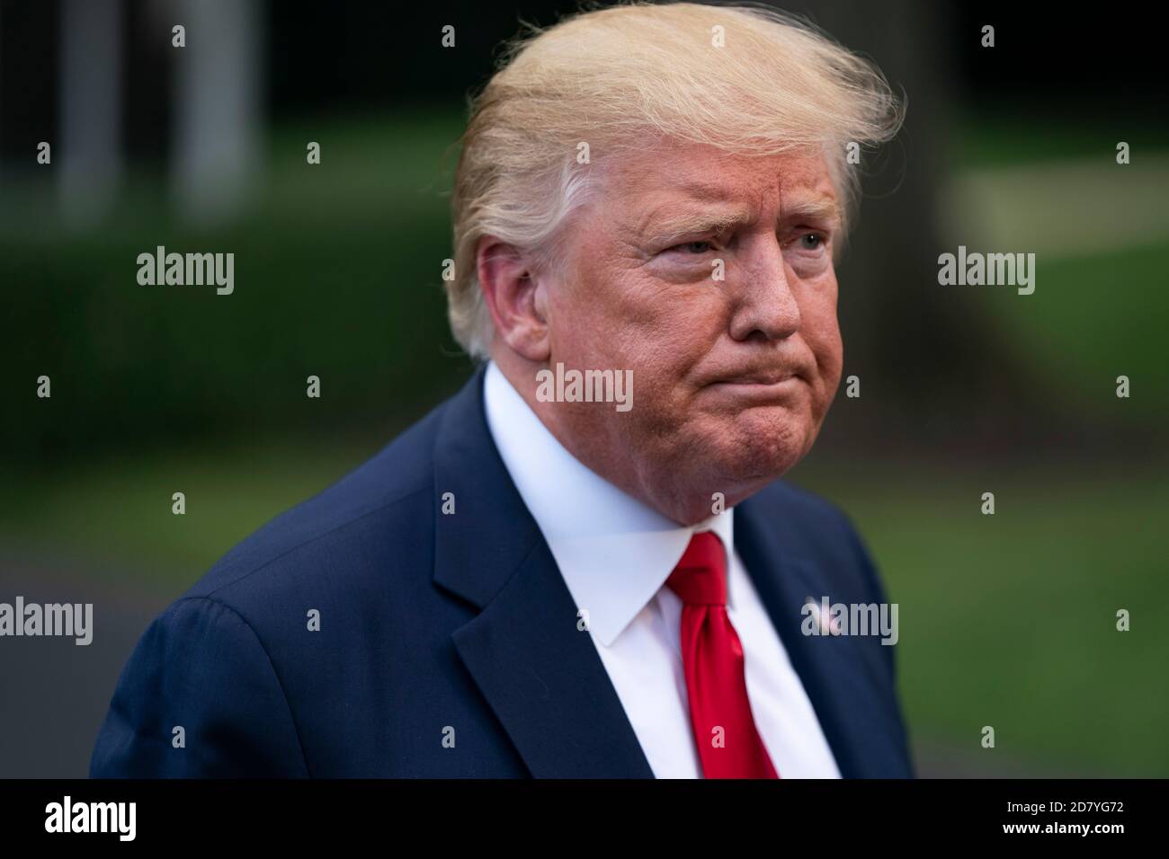 Il presidente degli Stati Uniti Donald Trump parla con i giornalisti prima di salire a bordo di Marine One sul South Lawn della Casa Bianca a Washington, D.C., Stati Uniti, mercoledì 17 luglio 2019. Trump si è recato in North Carolina mercoledì, dove ha ospitato una campagna di rally. Credit: Alex Edelman/The Photo Access Foto Stock