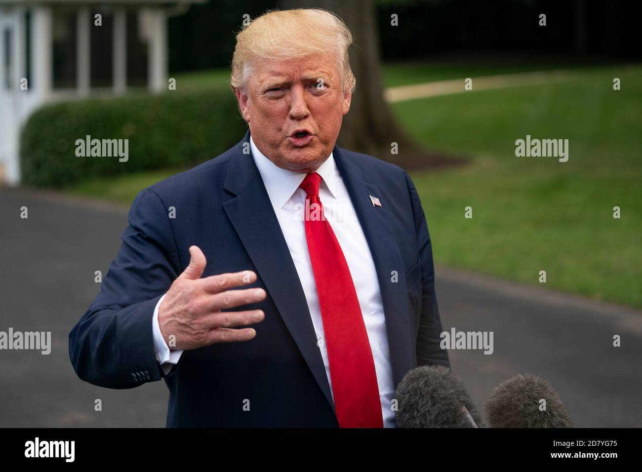 Il presidente degli Stati Uniti Donald Trump parla con i giornalisti prima di salire a bordo di Marine One sul South Lawn della Casa Bianca a Washington, D.C., Stati Uniti, mercoledì 17 luglio 2019. Trump si è recato in North Carolina mercoledì, dove ha ospitato una campagna di rally. Credit: Alex Edelman/The Photo Access Foto Stock