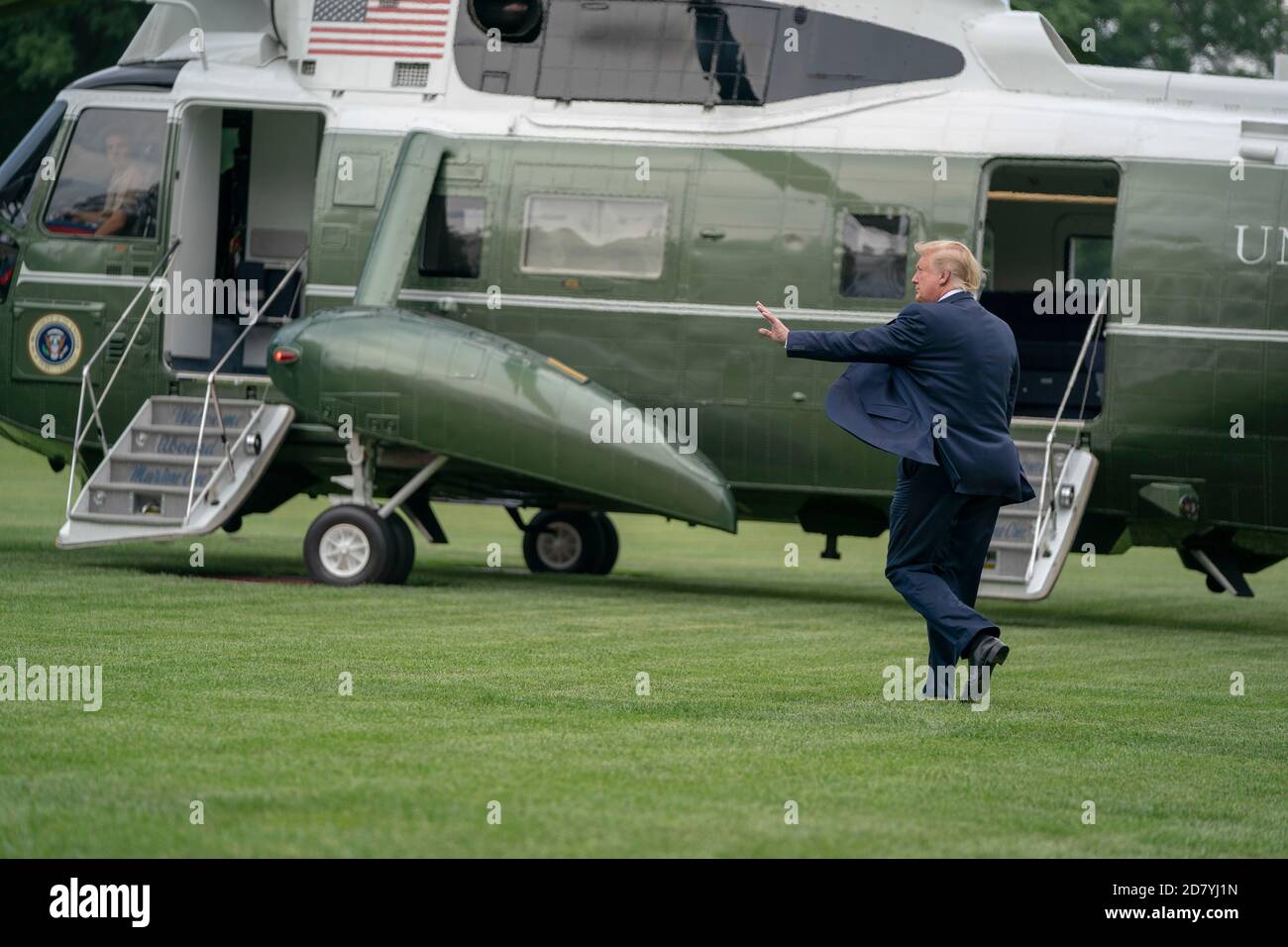 Il presidente degli Stati Uniti Donald Trump cammina verso Marine One sul prato meridionale della Casa Bianca a Washington, D.C., Stati Uniti, mercoledì 17 luglio 2019. Trump si è recato in North Carolina mercoledì, dove ha ospitato una campagna rally Credit: Alex Edelman/The Photo Access Foto Stock