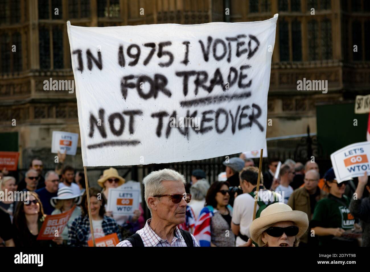 Londra, Regno Unito, 29 marzo 2019:- i marchers Pro Brexit fuori dal Parlamento britannico il giorno in cui il Regno Unito avrebbe dovuto lasciare l’UE Foto Stock