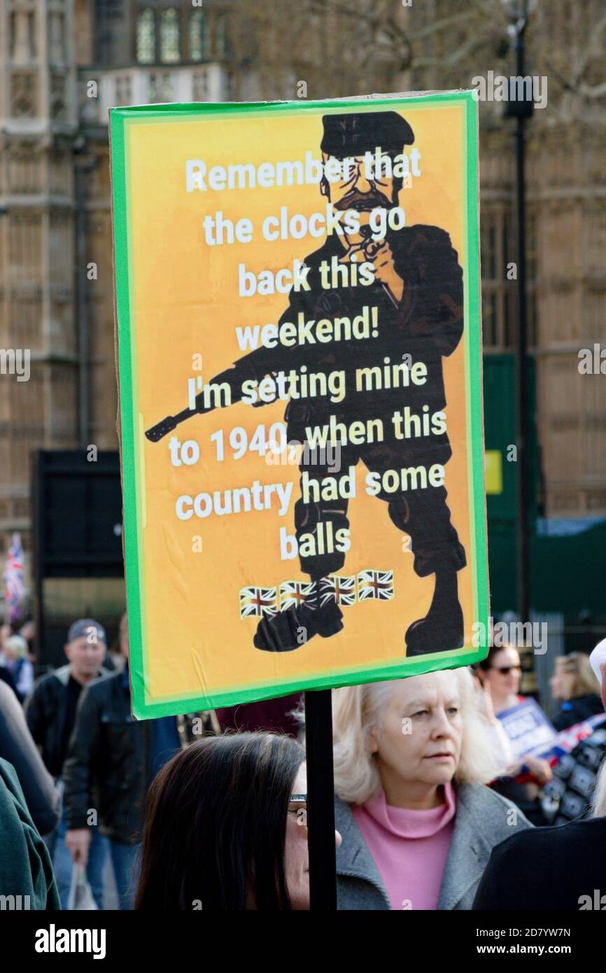 Londra, Regno Unito, 29 marzo 2019:- i marchers Pro Brexit fuori dal Parlamento britannico il giorno in cui il Regno Unito avrebbe dovuto lasciare l’UE Foto Stock