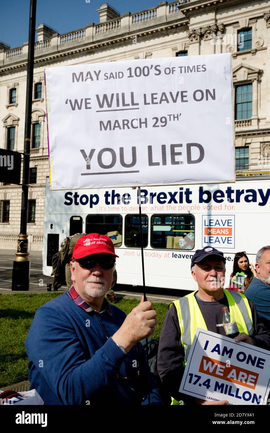 Londra, Regno Unito, 29 marzo 2019:- manifestanti pro Brexit al di fuori del Parlamento britannico che chiedono una Brexit senza accordo che lasci le condizioni dell’OMC Foto Stock