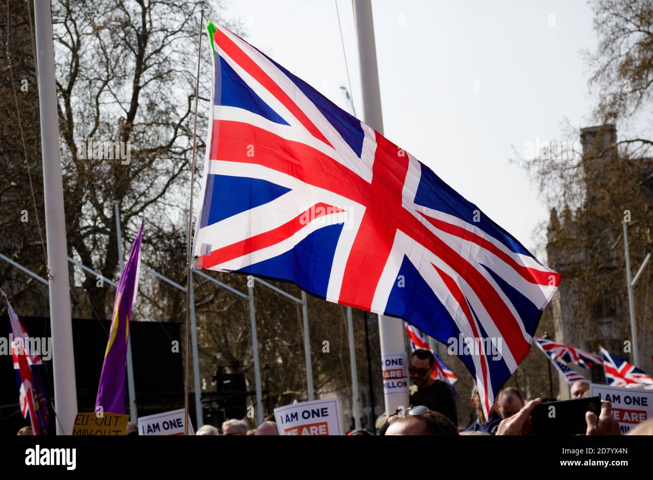 Londra, Regno Unito, 29 marzo 2019:- i manifestanti pro Brexit al di fuori del Parlamento britannico che chiedono una Brexit No Deal lasciando le condizioni della WTO volano una U. Foto Stock