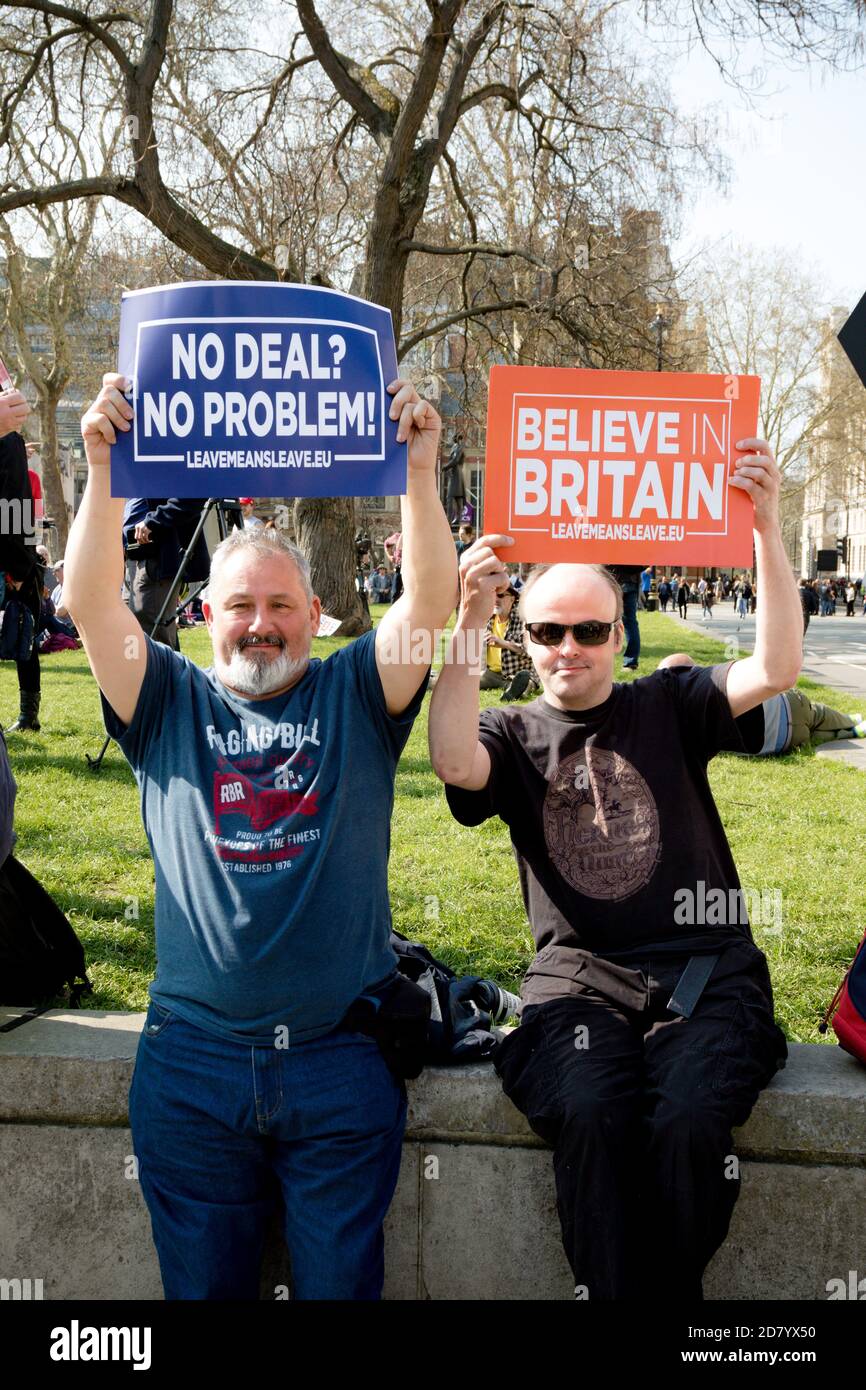 Londra, Regno Unito, 29 marzo 2019:- manifestanti pro Brexit al di fuori del Parlamento britannico che chiedono una Brexit senza accordo che lasci le condizioni dell’OMC Foto Stock