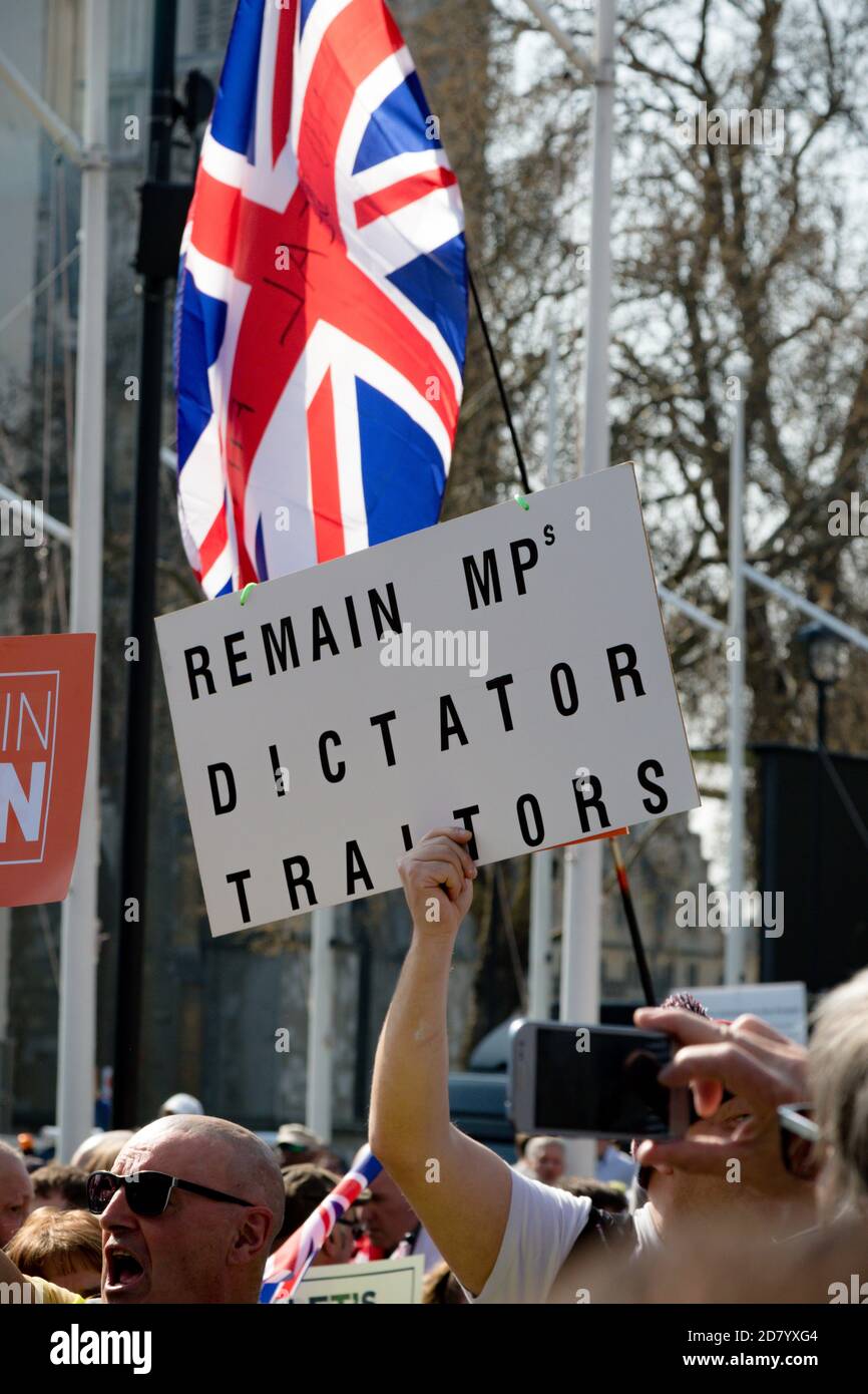 Londra, Regno Unito, 29 marzo 2019:- i manifestanti della Pro Brexit al di fuori del Parlamento britannico che chiedono una Brexit senza accordo che abbandona le condizioni della Wto fly BRI Foto Stock