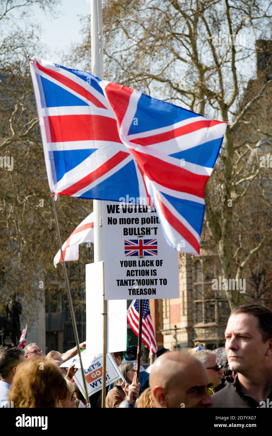 Londra, Regno Unito, 29 marzo 2019:- i manifestanti della Pro Brexit al di fuori del Parlamento britannico che chiedono una Brexit senza accordo che abbandona le condizioni della Wto fly BRI Foto Stock