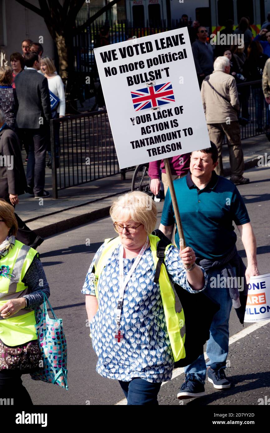 Londra, Regno Unito, 29 marzo 2019:- i marchers Pro Brexit fuori dal Parlamento britannico il giorno in cui il Regno Unito avrebbe dovuto lasciare l’UE Foto Stock
