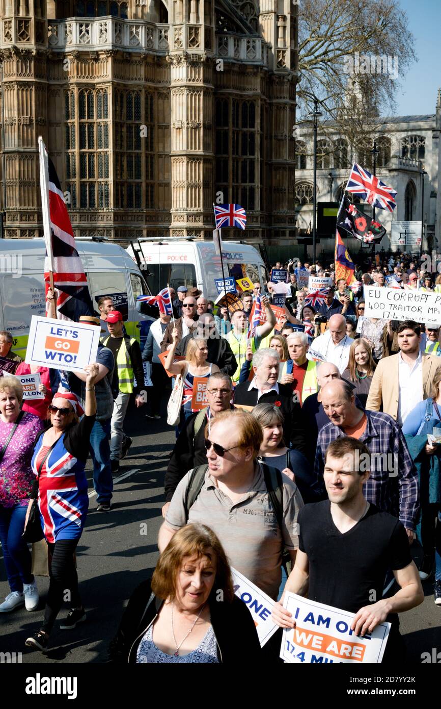 Londra, Regno Unito, 29 marzo 2019:- i marchers Pro Brexit fuori dal Parlamento britannico il giorno in cui il Regno Unito avrebbe dovuto lasciare l’UE Foto Stock