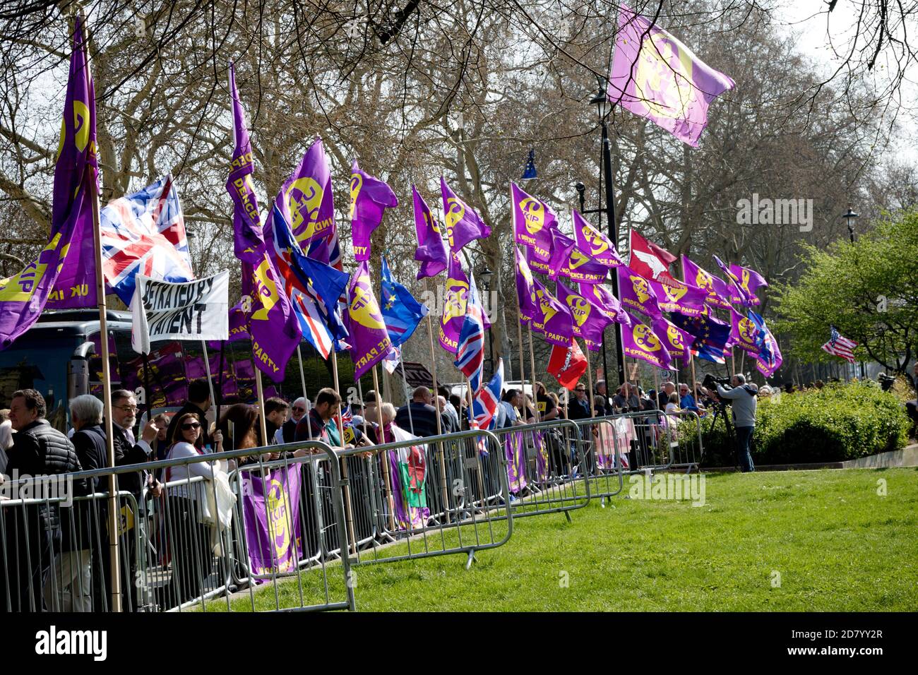 Londra, Regno Unito, 29 marzo 2019:- manifestanti Pro Brexit fuori dal Parlamento britannico il giorno in cui il Regno Unito avrebbe dovuto lasciare l’Unione europea f Foto Stock