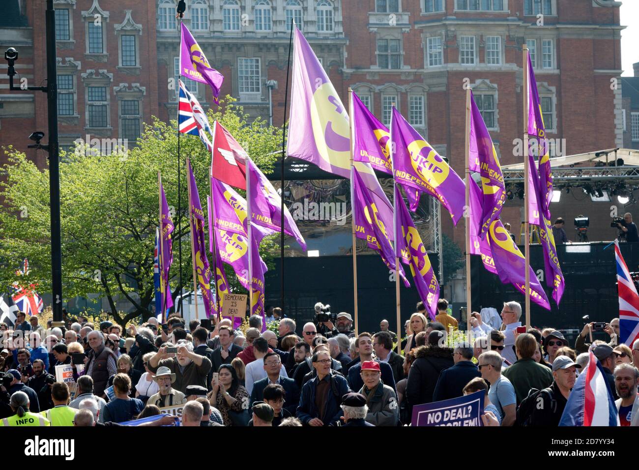 Londra, Regno Unito, 29 marzo 2019:- i marchers Pro Brexit fuori dal Parlamento britannico il giorno in cui il Regno Unito avrebbe dovuto lasciare l’UE Foto Stock