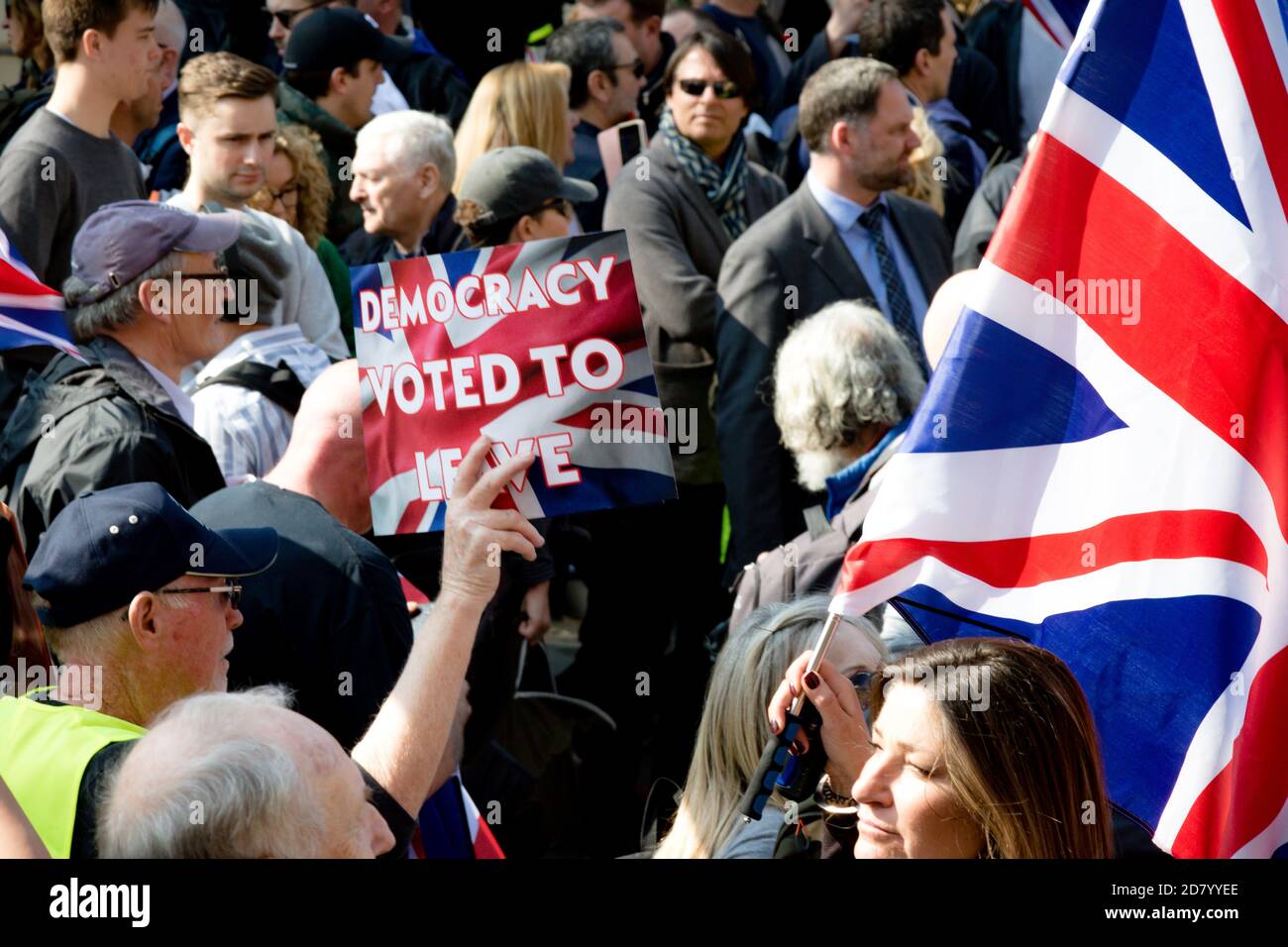 Londra, Regno Unito, 29 marzo 2019:- i marchers Pro Brexit fuori dal Parlamento britannico il giorno in cui il Regno Unito avrebbe dovuto lasciare l’UE Foto Stock