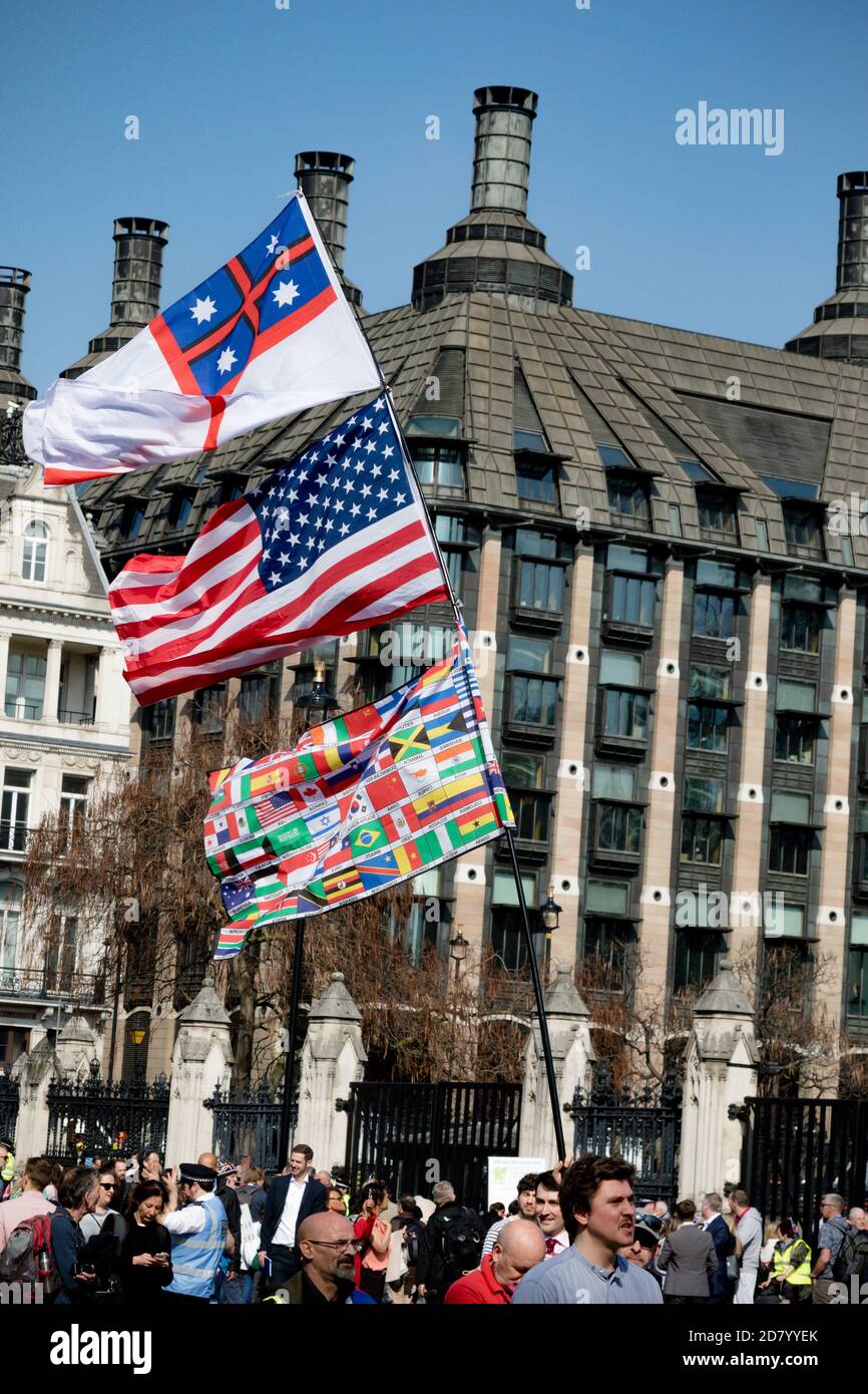 Londra, Regno Unito, 29 marzo 2019:- i marchers Pro Brexit fuori dal Parlamento britannico il giorno in cui il Regno Unito avrebbe dovuto lasciare l’UE Foto Stock