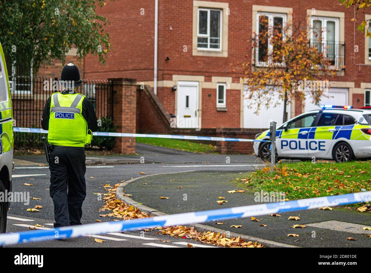 Poliziotto e macchina di polizia sulla scena del crimine a Birmingham. West Midlands polizia Foto Stock