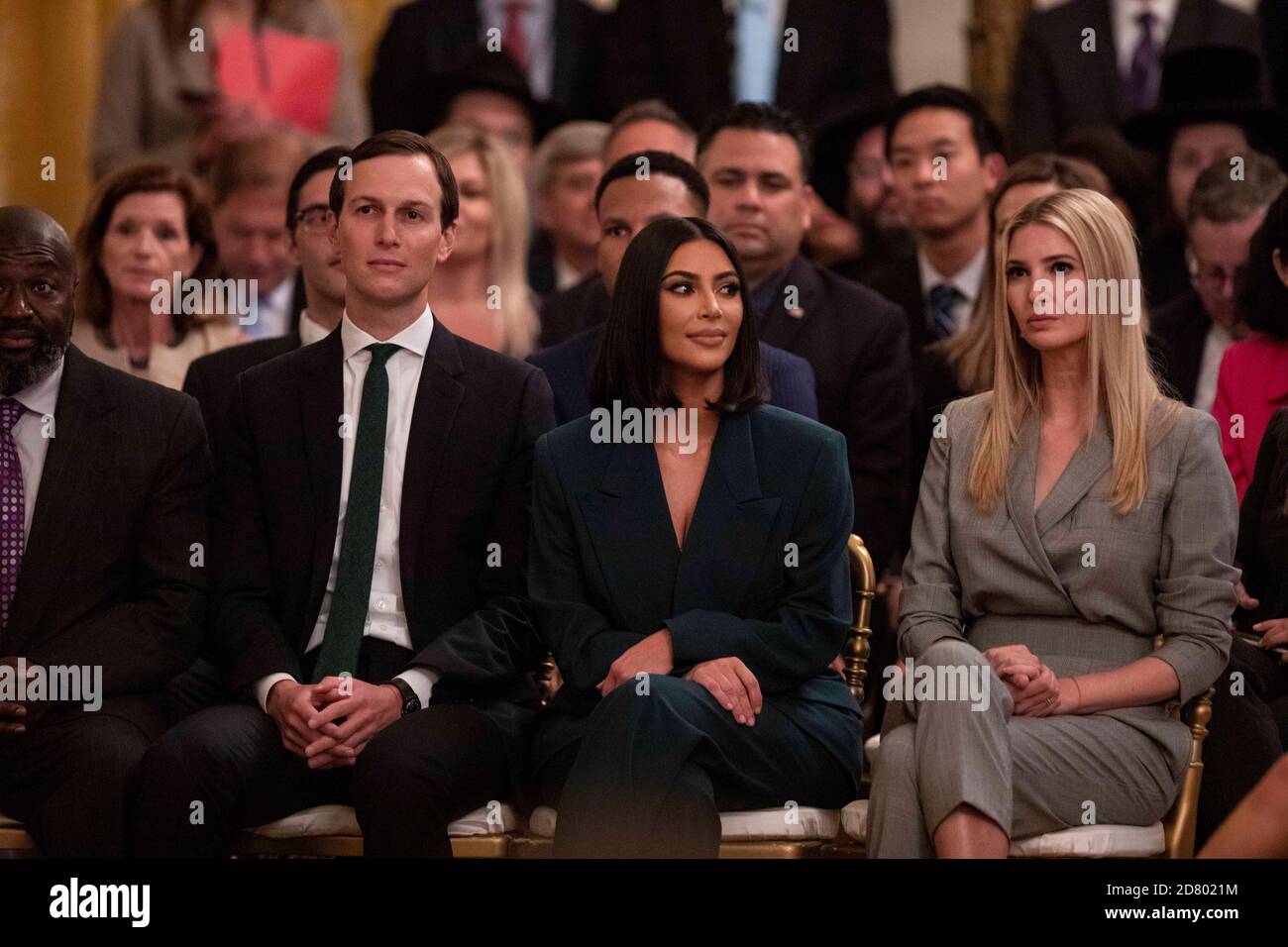 Da sinistra a destra: Jared Kushner, consigliere del presidente, celebrità Kim Kardashian West, e Ivanka Trump, consulente speciale del presidente, ascoltano le osservazioni del presidente degli Stati Uniti Donald Trump nella stanza orientale della Casa Bianca a Washington, D.C. il 13 giugno 2019. Trump ha parlato delle assunzioni di seconda opportunità e delle opportunità di successo dopo aver lasciato il carcere. Credit: Alex Edelman/The Photo Access Foto Stock