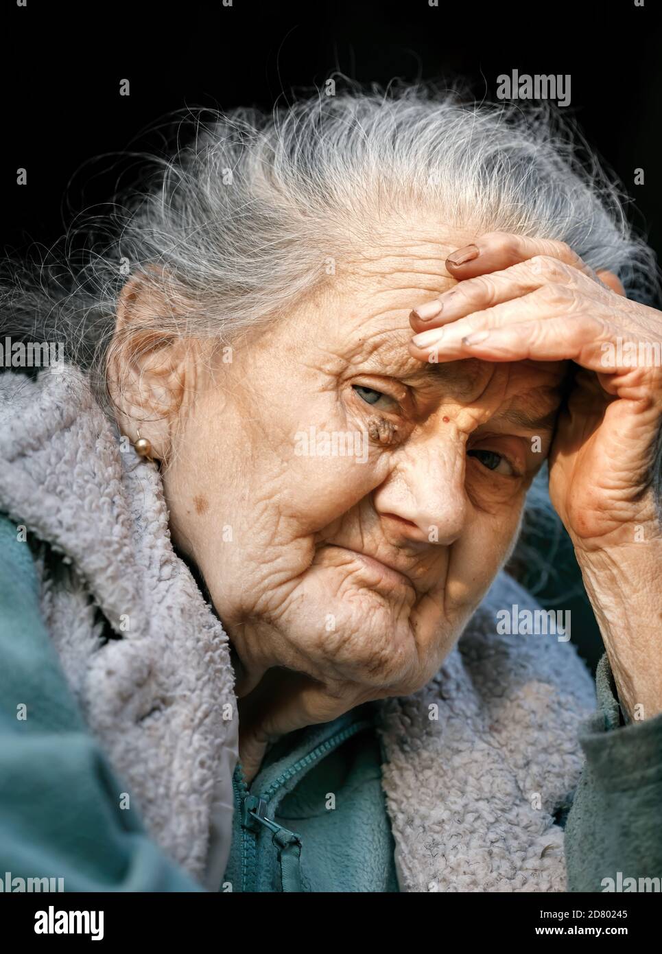 Donna anziana. Ritratto di una donna molto vecchia e stanca di vita rugosa  all'aperto con una mano vicino al viso Foto stock - Alamy
