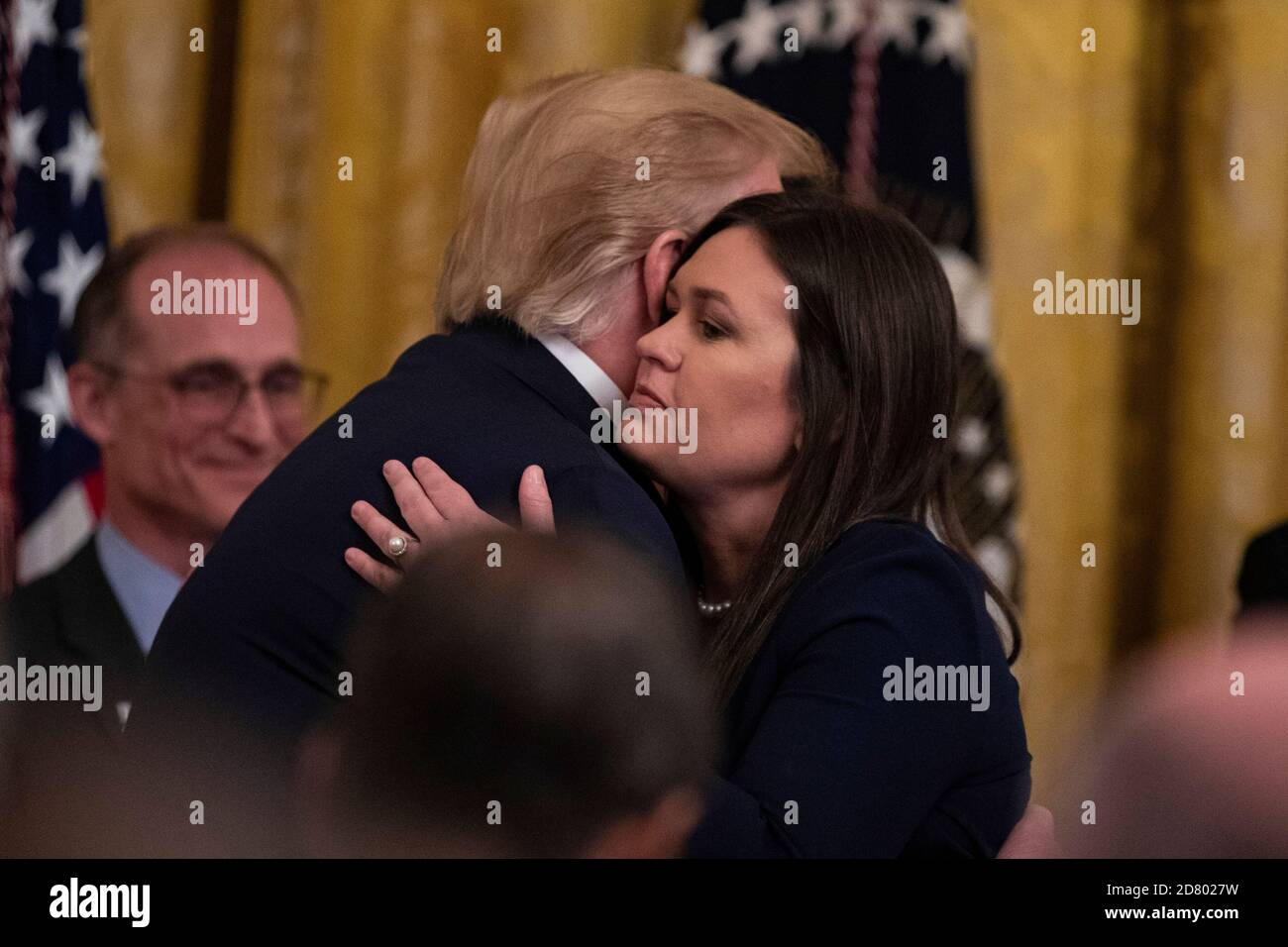 Il presidente degli Stati Uniti Donald Trump abbraccia il segretario alla stampa uscente della Casa Bianca Sarah Huckabee Sanders, mentre commenta la riforma del carcere nella Sala Est della Casa Bianca a Washington, D.C. il 13 giugno 2019. Sanders ha annunciato oggi che lascerà la Casa Bianca alla fine del mese. Credit: Alex Edelman/The Photo Access Foto Stock