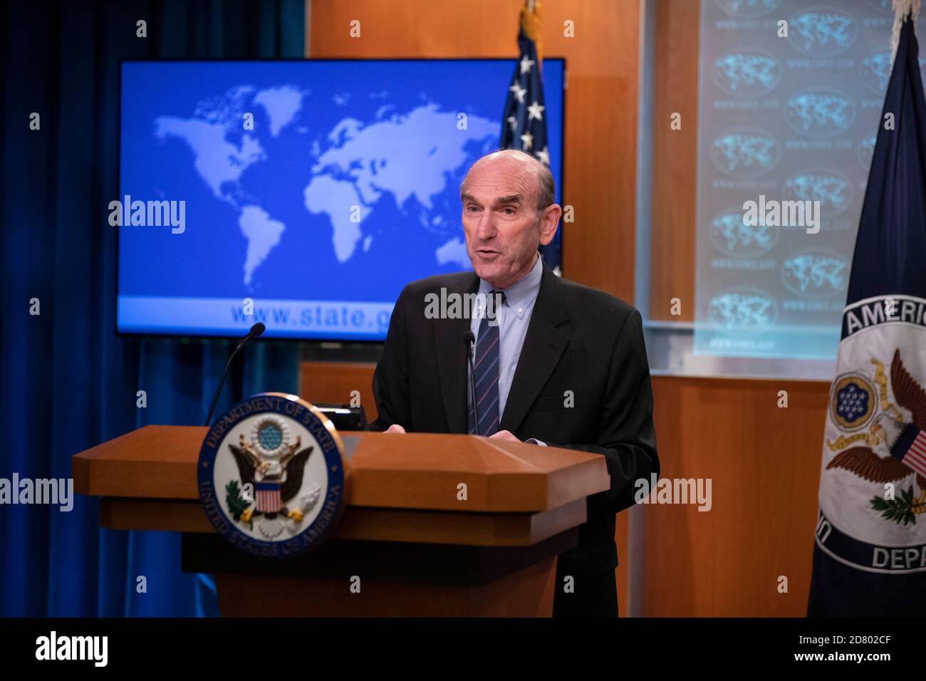Il Rappresentante speciale degli Stati Uniti per il Venezuela Elliott Abrams parla con i giornalisti durante un briefing al Dipartimento di Stato il 25 giugno 2019 a Washington, D.C. Abrams ha parlato degli sforzi in corso negli Stati Uniti in Venezuela, nonché dell'arrivo del Gen. Venezuelano Manuel Ricardo Cristopher Figuera, L'ex capo della polizia di intelligence venezuelana, che è arrivato negli Stati Uniti lunedì. Figuera ha dichiarato di aver aiutato il leader dell'opposizione Juan Guaidó, sostenuto dagli Stati Uniti, nella sua rivolta del 30 aprile contro il presidente venezuelano Nicolás Maduro. Credit: Alex Edelman/The Photo Access Foto Stock
