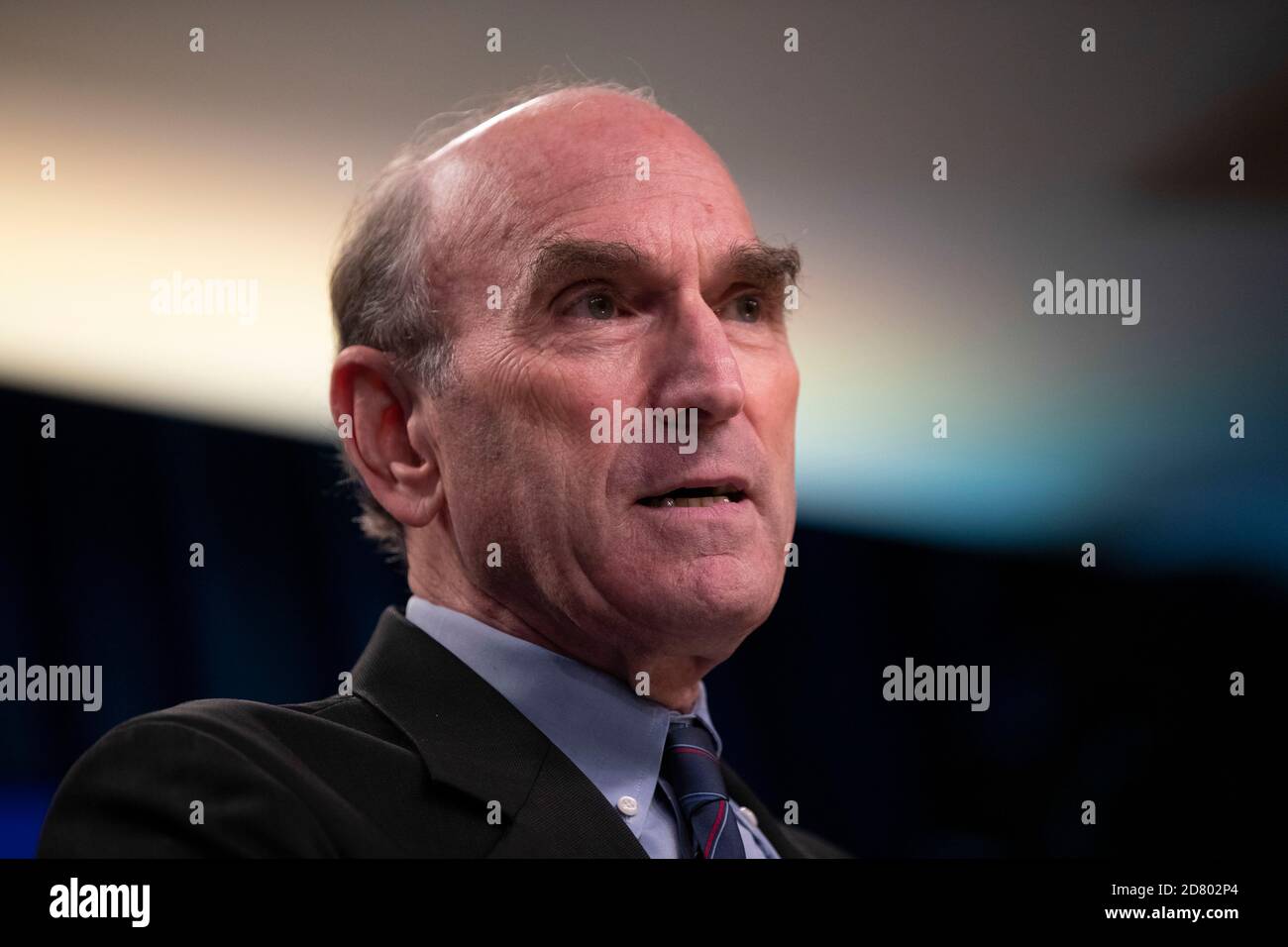 Il Rappresentante speciale degli Stati Uniti per il Venezuela Elliott Abrams parla con i giornalisti durante un briefing al Dipartimento di Stato il 25 giugno 2019 a Washington, D.C. Abrams ha parlato degli sforzi in corso negli Stati Uniti in Venezuela, nonché dell'arrivo del Gen. Venezuelano Manuel Ricardo Cristopher Figuera, L'ex capo della polizia di intelligence venezuelana, che è arrivato negli Stati Uniti lunedì. Figuera ha dichiarato di aver aiutato il leader dell'opposizione Juan Guaidó, sostenuto dagli Stati Uniti, nella sua rivolta del 30 aprile contro il presidente venezuelano Nicolás Maduro. Credit: Alex Edelman/The Photo Access Foto Stock