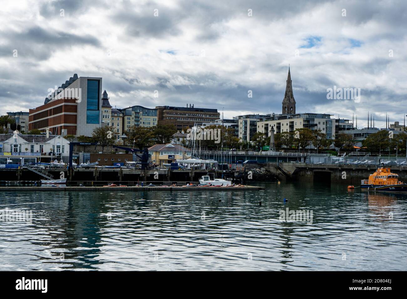 Dun Laoghaire, paesaggio urbano, Dublino, Irlanda con la nuova Biblioteca a sinistra e la guglia della Chiesa dei Mariners. Foto Stock