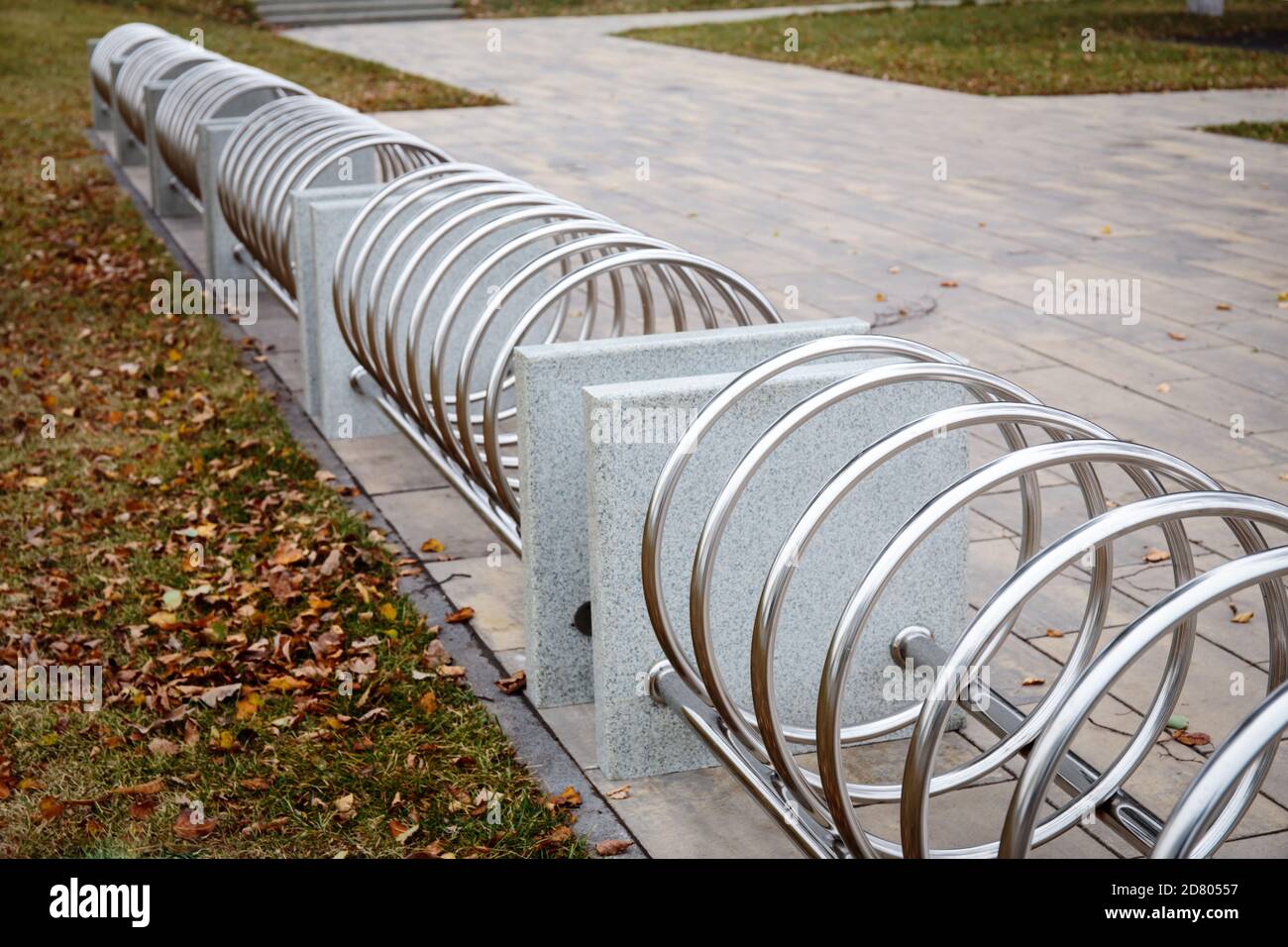 Parcheggio per biciclette vuoto Foto Stock