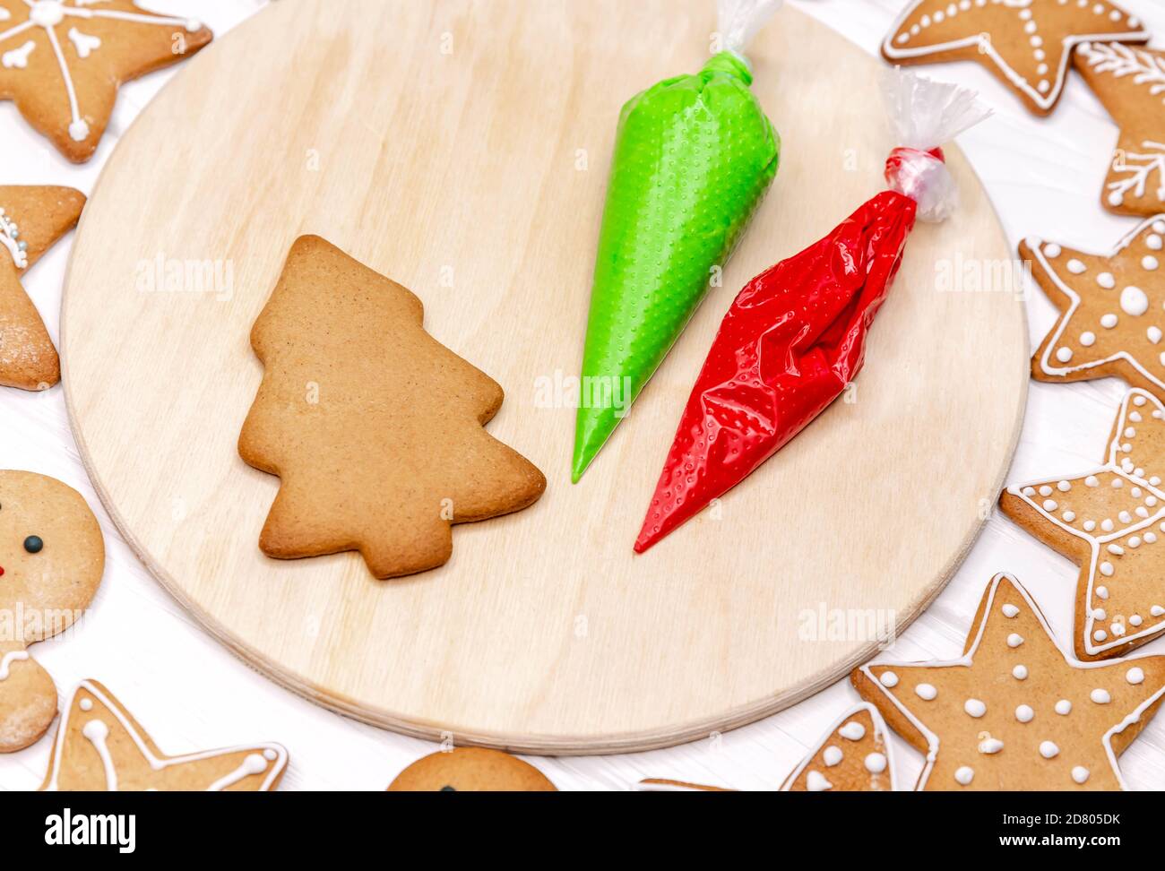 Decorare i biscotti con divertimento. Preparare i biscotti di natale a casa Foto Stock