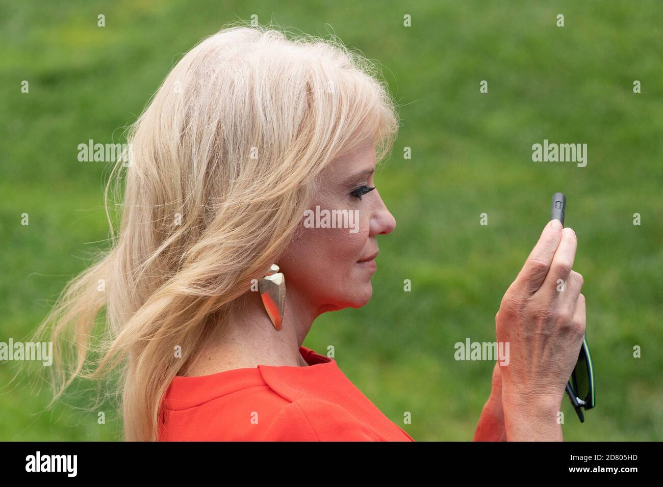 Kellyanne Conway, consigliere del presidente, scatta una foto sul suo telefono come il presidente degli Stati Uniti Donald Trump parla ai membri dei mezzi di comunicazione prima di imbarcarsi su Marine One sul prato del sud della Casa Bianca a Washington, D.C., Stati Uniti, mercoledì 24 luglio 2019. Trump si recherà nella Virginia occidentale per una raccolta fondi prima di ritornare alla Casa Bianca questa sera. Credit: Alex Edelman/The Photo Access Foto Stock