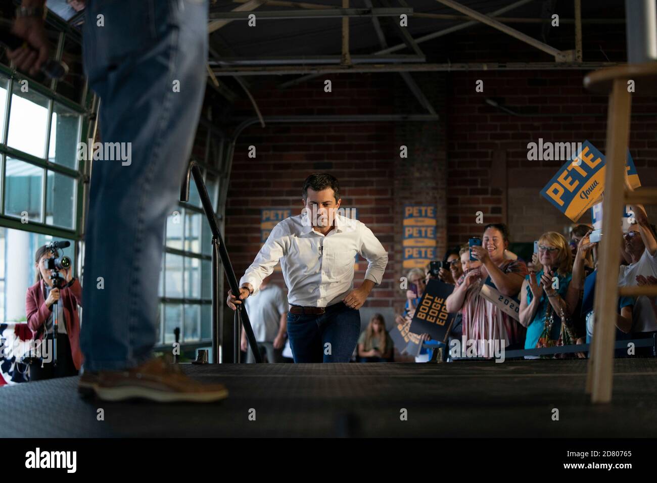 2020 Democratic Presidential Hopeful, South Bend, Indiana Mayor, Pete Buttigieg prende la scena prima di parlare durante un evento di campagna a Burlington, Iowa il 14 agosto 2019. Credit: Alex Edelman/The Photo Access Foto Stock