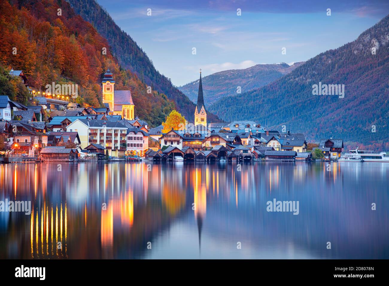 Hallstatt, Austria. Immagine di un paesaggio urbano dell'iconico villaggio alpino di Hallstatt al suggestivo tramonto autunnale. Foto Stock