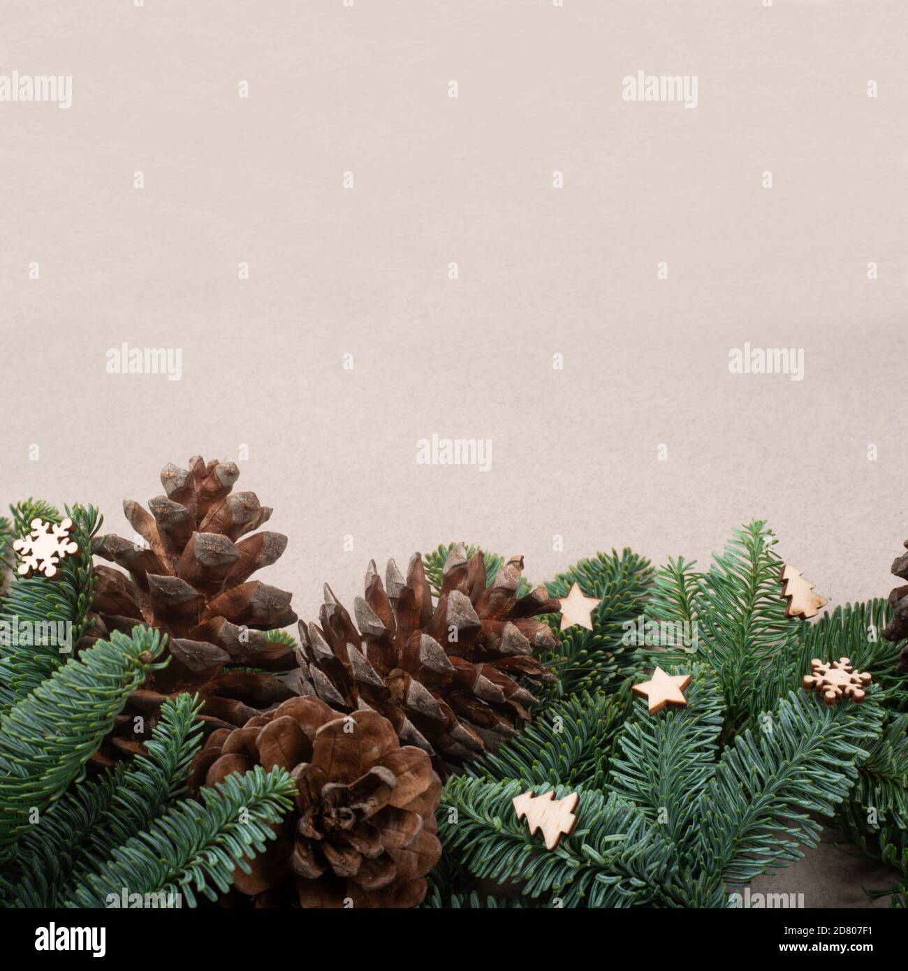 Scheda di Natale sfondo luminoso con decor in legno abete rami del telaio di confine con lo spazio di copia Foto Stock