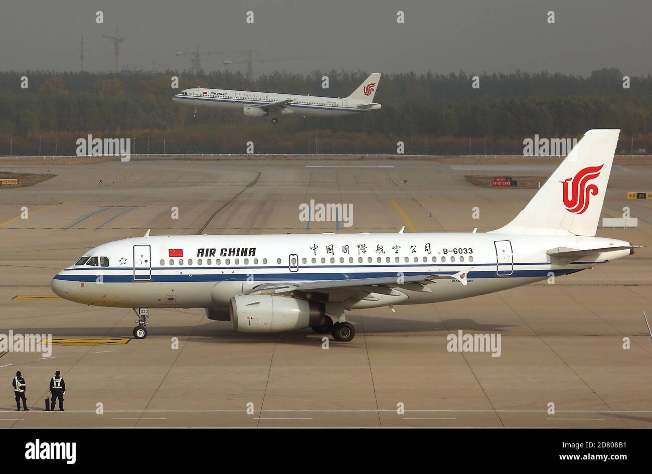 Pechino, Cina. 26 Ottobre 2020. I jet passeggeri di Air China arrivano e partono all'aeroporto di Pechino lunedì 26 ottobre 2020. I viaggi aerei in Cina sono tornati alla normalità poiché la minaccia del coronavirus è stata sostanzialmente eliminata in tutto il paese. Foto di Stephen Shaver/UPI Credit: UPI/Alamy Live News Foto Stock