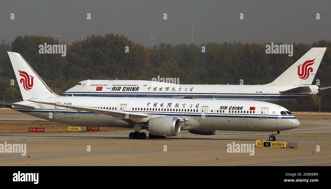 Pechino, Cina. 26 Ottobre 2020. I jet passeggeri di Air China arrivano e partono all'aeroporto di Pechino lunedì 26 ottobre 2020. I viaggi aerei in Cina sono tornati alla normalità poiché la minaccia del coronavirus è stata sostanzialmente eliminata in tutto il paese. Foto di Stephen Shaver/UPI Credit: UPI/Alamy Live News Foto Stock