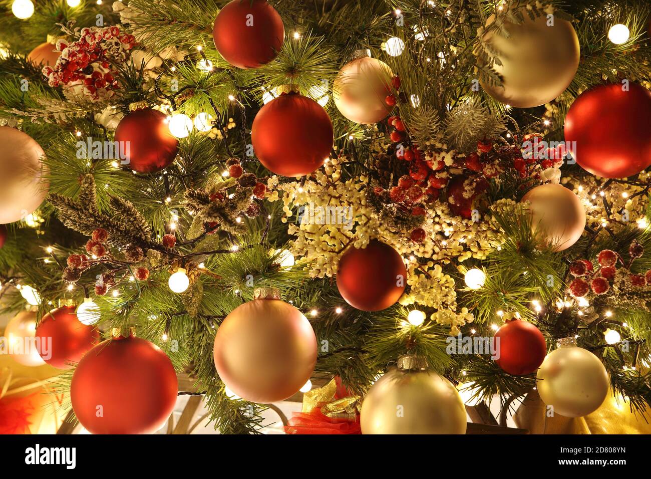 albero di natale illuminato con palle e decorazioni, utile come un saluto modello di carta regalo Foto Stock