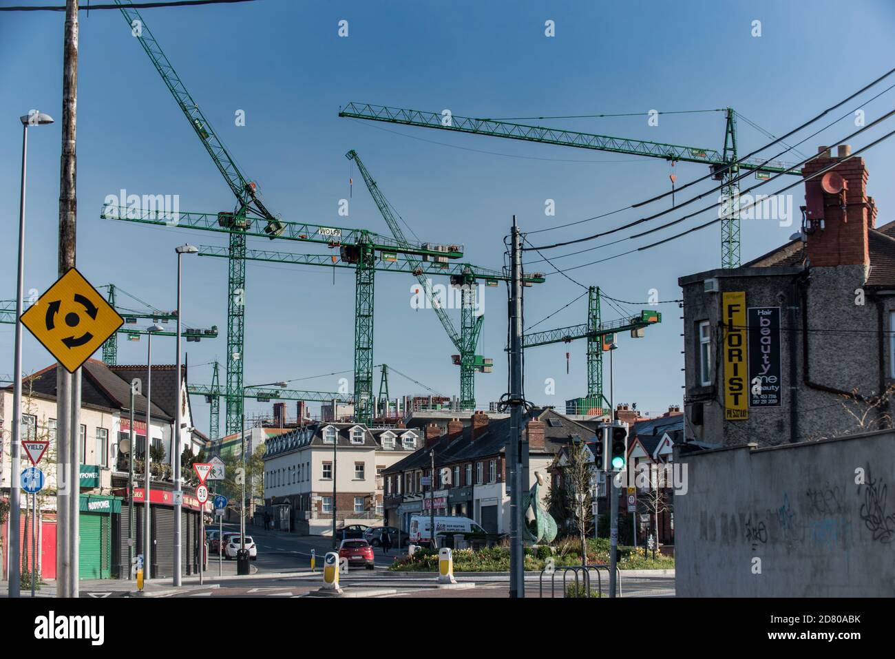 La torre si gru contro lo skyline di Rialto, Dublino 8, sul sito del nuovo National Children's Hospital. Foto Stock