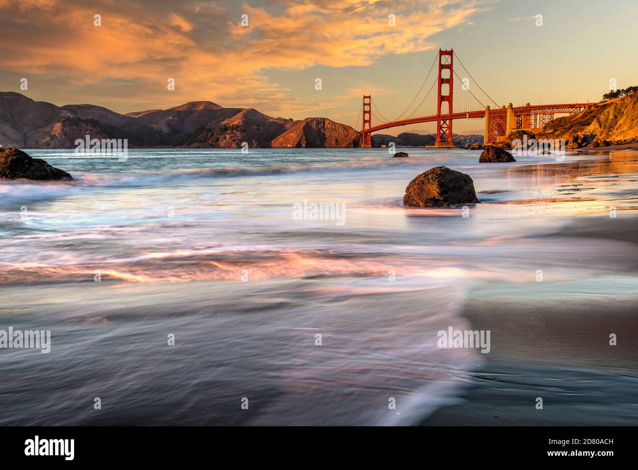 Tramonto a Baker Beach con Golden Gate Bridge sullo sfondo, San Francisco, California, USA Foto Stock