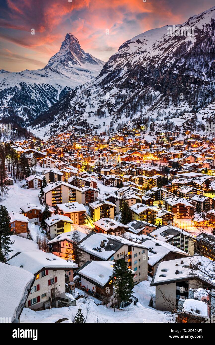Vista invernale al crepuscolo su Zermatt e sull'iconico Cervino, Vallese, Svizzera Foto Stock
