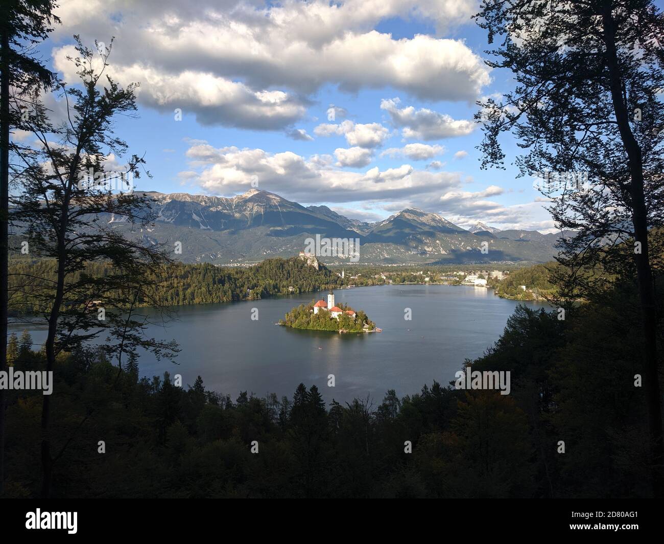 Vista delle vette autunnali sullo sfondo di lago Bled Foto Stock