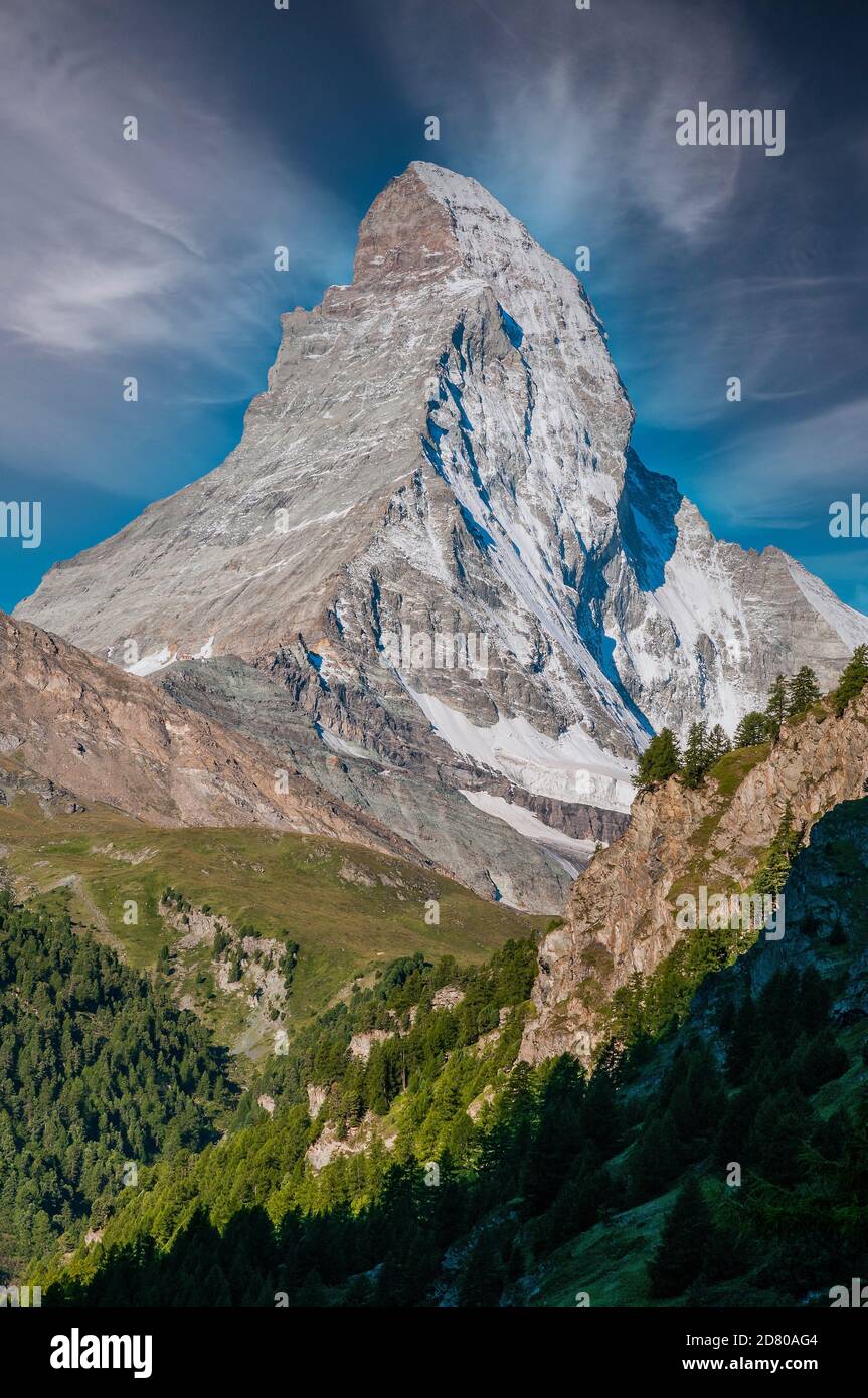 Vista panoramica del Cervino, una delle montagne svizzere più famose e iconiche, Zermatt, Vallese, Svizzera Foto Stock