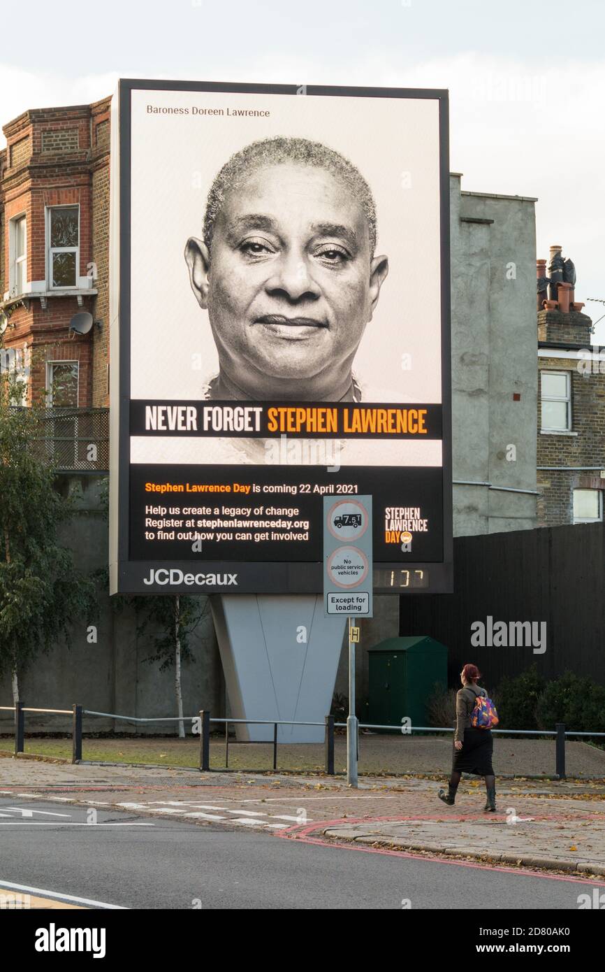 Baronessa Doreen Lawrence su un JCDecaux non dimenticare mai Stephen Lawrence cartellone elettronico, Wandsworth, sud-ovest di Londra, Inghilterra, Regno Unito Foto Stock
