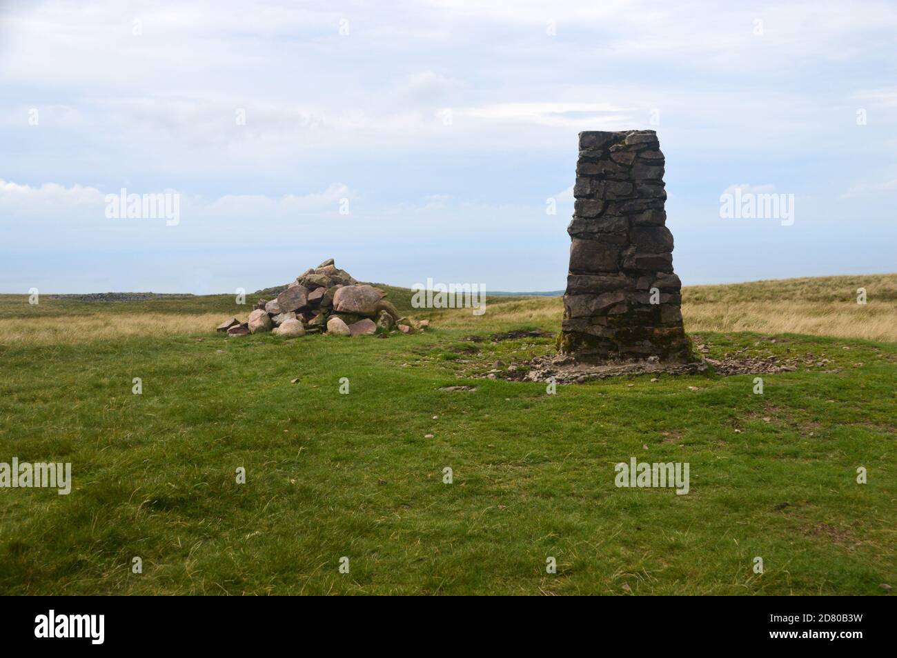 The Tig Point, Pile of Stones e Summit Cairn sul Wainwright "Lank Rigg" nel Lake District National Park, Cumbria, Inghilterra, Regno Unito. Foto Stock