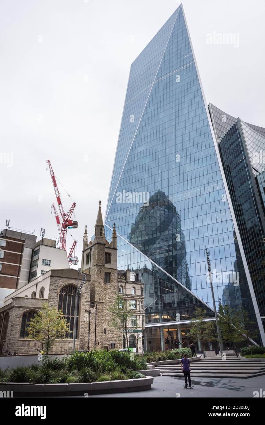 Reflection of the Gherkin and 52 Lime Street, aka the Scalpel, City of London, EC3, England, REGNO UNITO Foto Stock