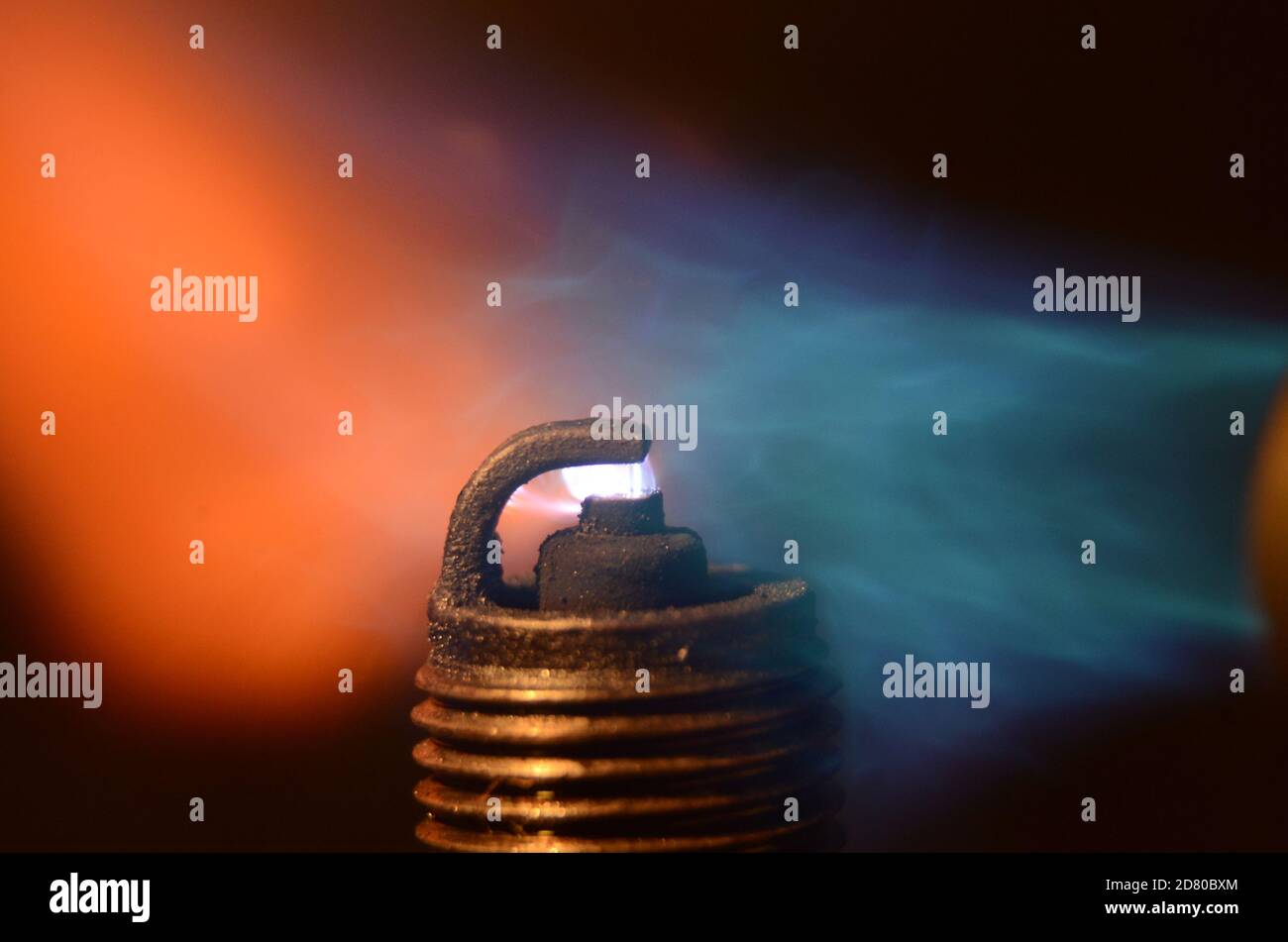 Vista macro della candela che si infiamma una miscela di gas Foto Stock