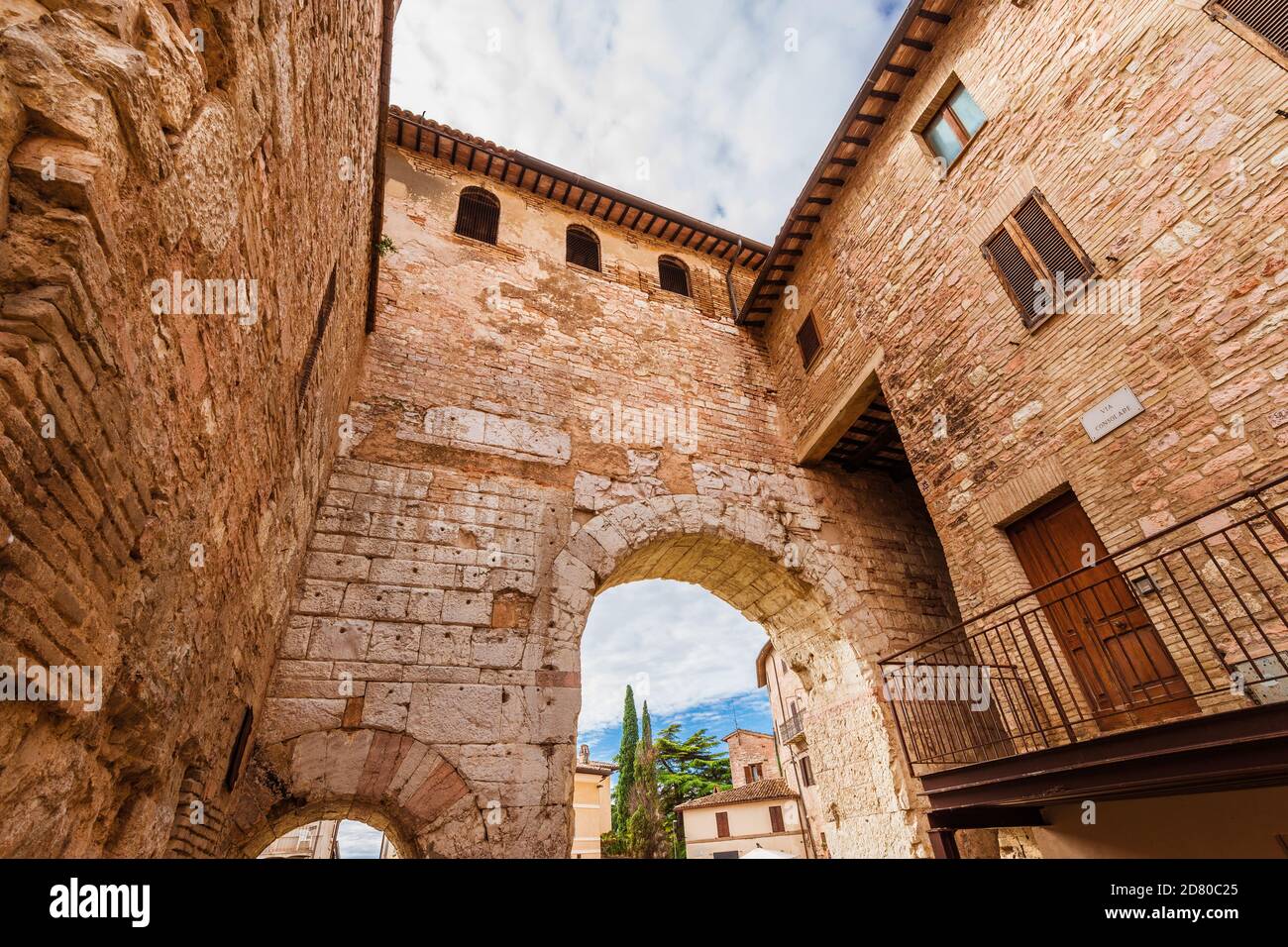 Porta Consolare, l'ingresso monumentale di Spello, incantevole cittadina umbra Foto Stock