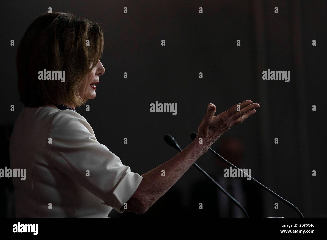 Il Presidente della Camera degli Stati Uniti Nancy Pelosi, un democratico della California, parla ai membri dei media durante la sua conferenza settimanale di notizie a Washington, D.C., Stati Uniti, giovedì 26 settembre 2019. Pelosi ha ribadito le ragioni per cui i democratici alla Camera hanno iniziato il processo di impeachment contro il presidente Donald Trump. Credit: Alex Edelman/The Photo Access Foto Stock